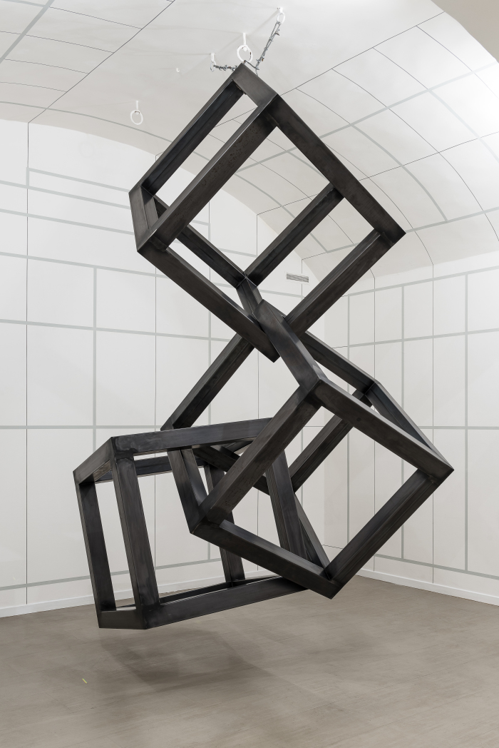 Hidetoshi Nagasawa, Tre cubi, 2015, ferro, h 380 cm. Foto di Sebastiano Luciano