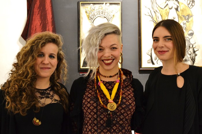 Morg Armeni insieme alle due galleriste Marta Bandini ed Elettra Bottazzi presso Parione9