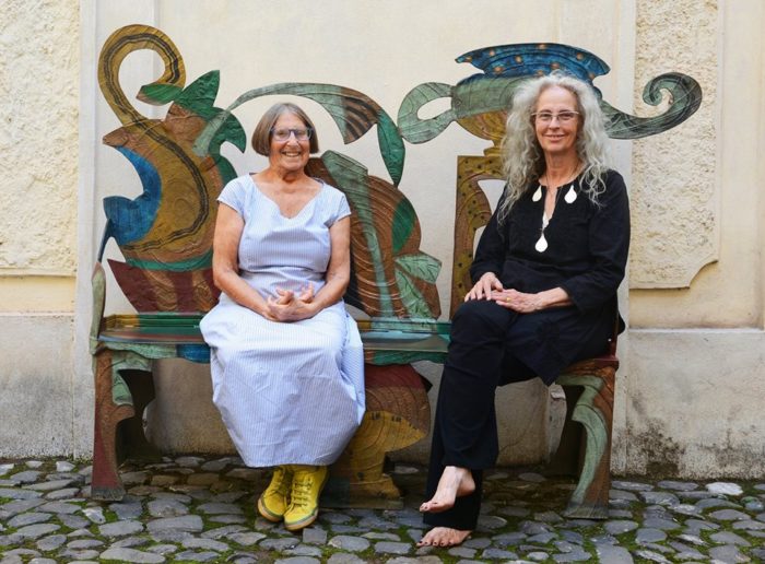 Betty Woodman e Kiki Smith sedute su Bronze Bench #6 (2007), Betty Woodman, courtesy of Galleria Lorcan O'Neill